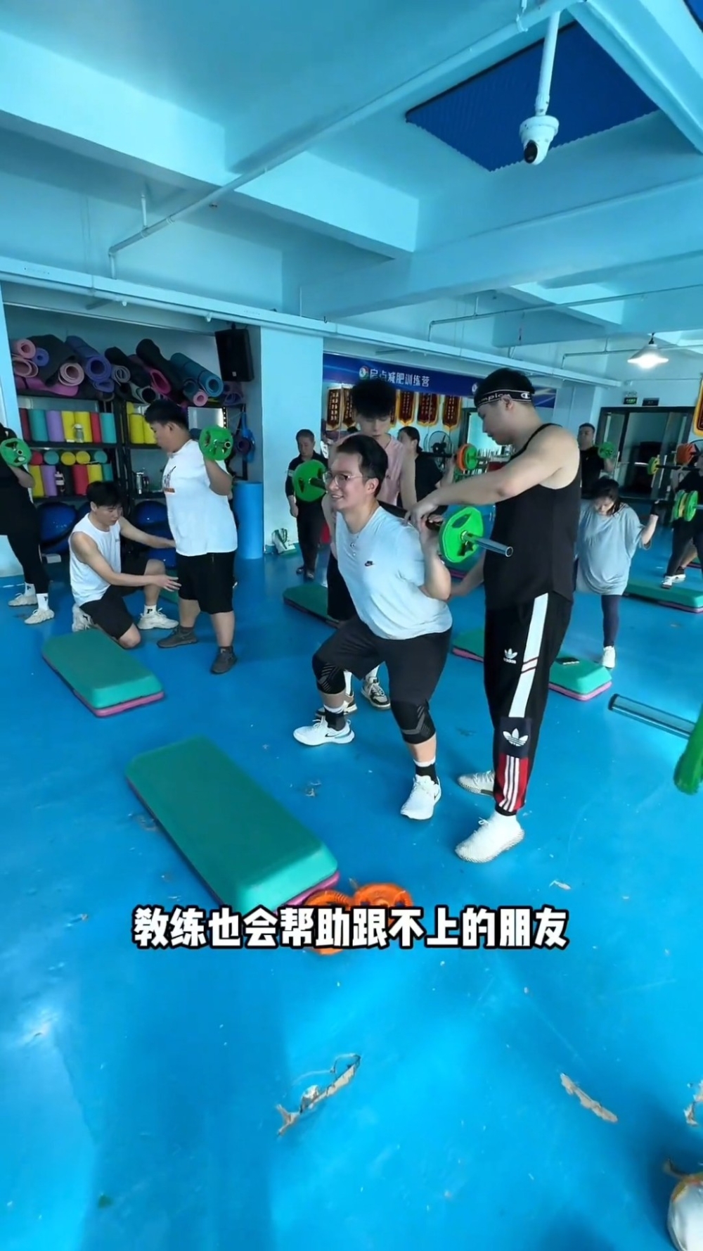 並在短暫的午飯時間結束後完成一系列的有氧及無氧組合訓練,直至夜幕降臨