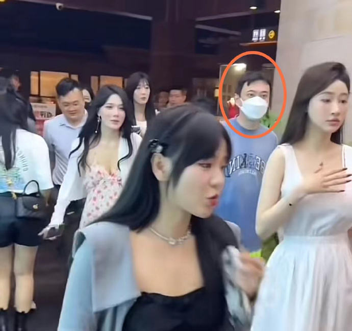 他今年的生日party也邀請了很多女網紅出席