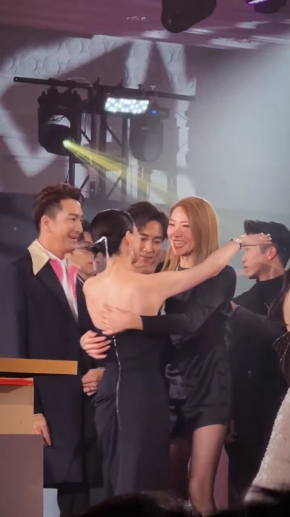 佘詩曼看似全程只與何依婷零互動