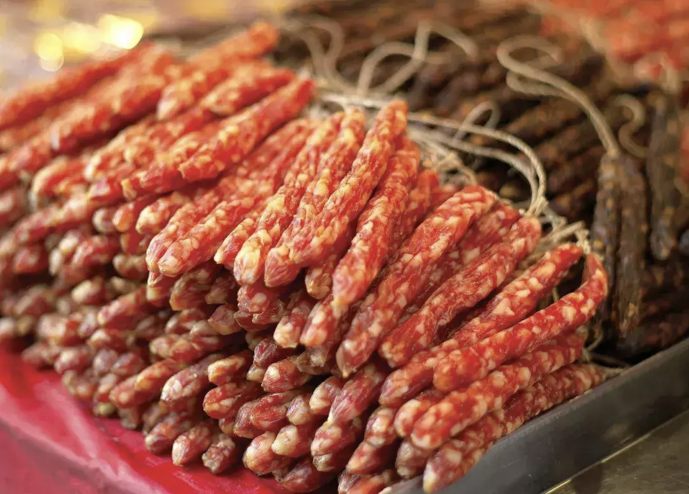 儘量不要吃含高脂肪的臘腸、臘肉~