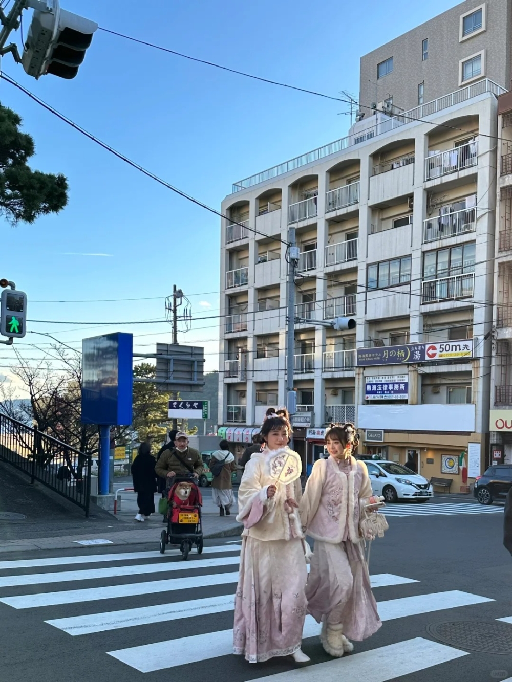 對於日本市民如此友善的回應，這名內地網紅就自信表示「可能日本人沒怎麼見過我們中華民族美麗的漢服吧」