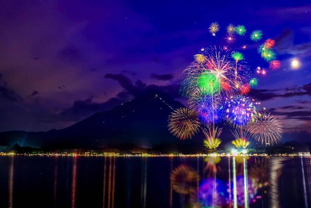 黑夜在璀璨奪目的煙花映照下，別有一番意境！