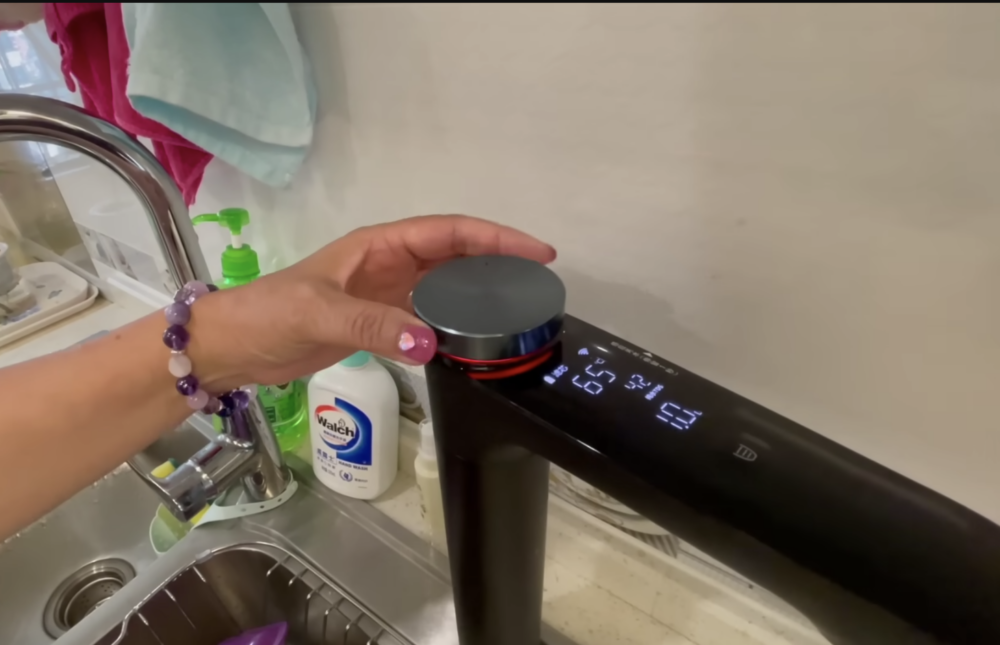 另外淨水器亦有溫度調節功能，可以隨意調校水溫