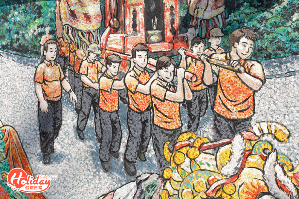 順平街有兩幅精緻的壁畫的牆身，牆上描繪著的正是沙頭角標誌性的傳統文化活動——酬神慶典。