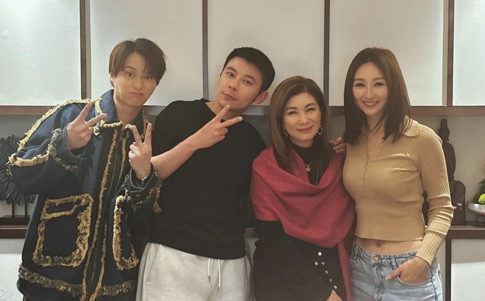 樂小姐上載了一張和高海寧、胡鴻鈞的合照，留言道：「在大家的幫助下，我終於開通。」