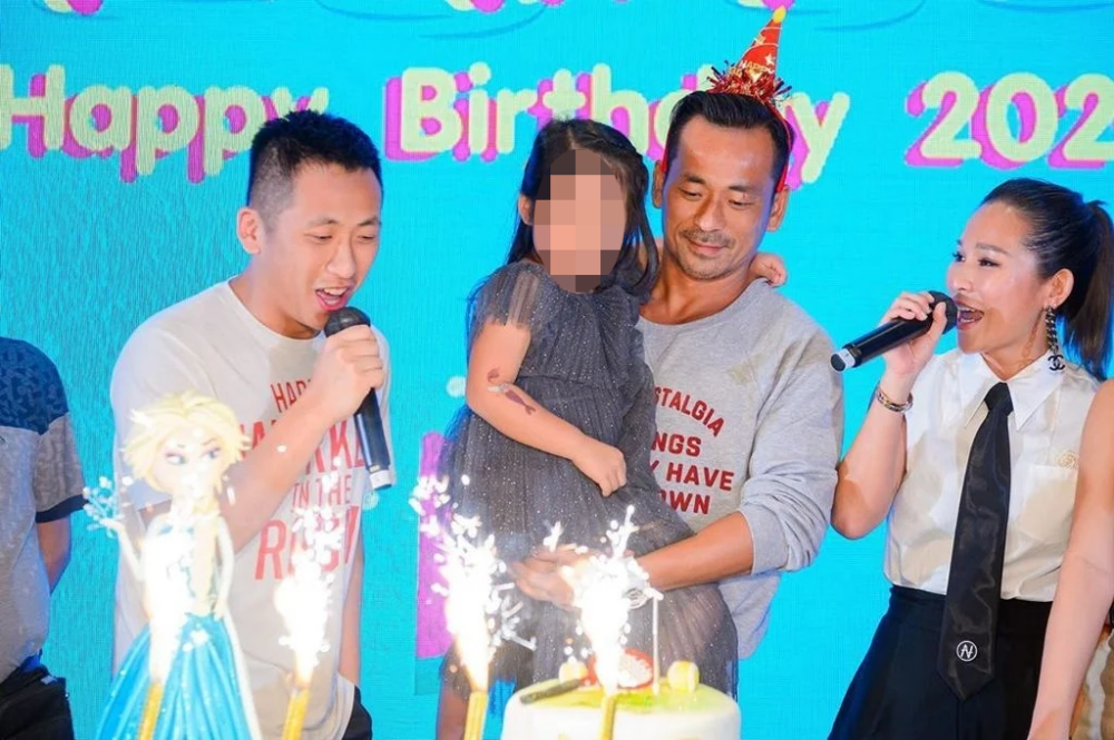 洗米華被捕後洗米嫂仍不離不棄，更現身法庭旁聽，丈夫入獄後她也有如常為繼子慶祝生日、照顧女兒，盡量維持以往生活。