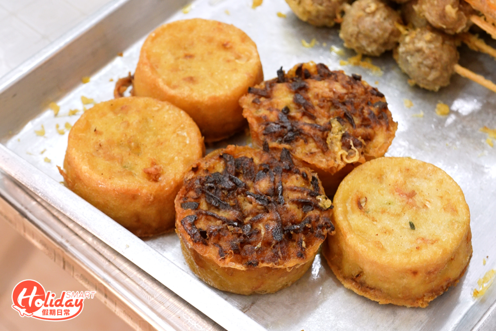 懷舊炸油糍的工序繁複，外面是香脆金黃的炸漿