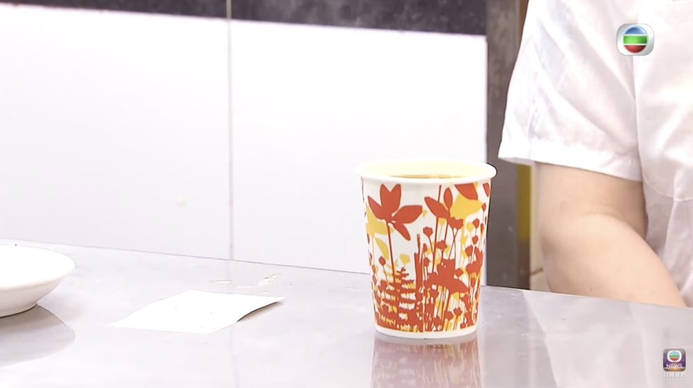 要喺茶底中加入煉奶，必須要將茶底加熱，先可以使煉奶完全溶解