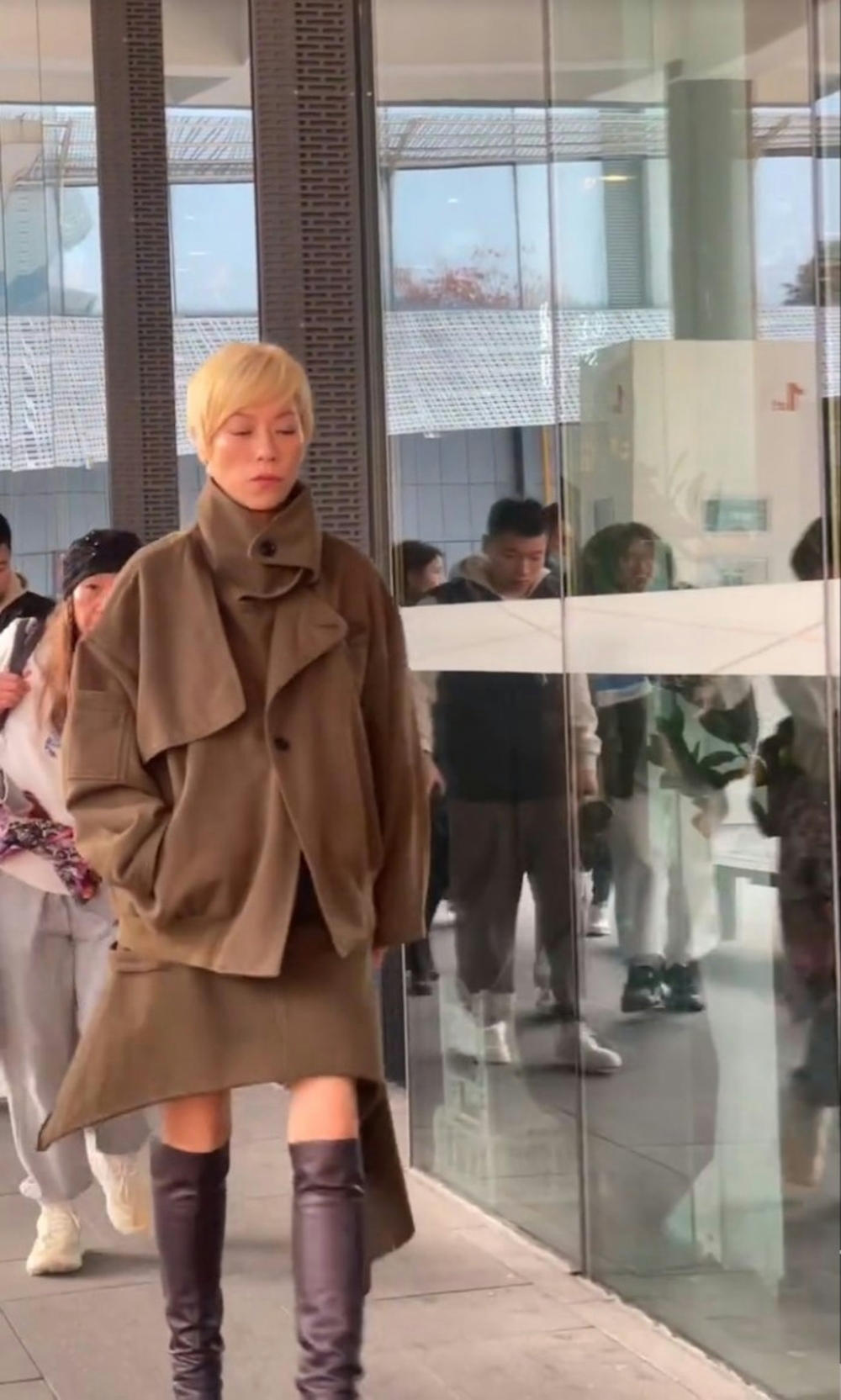 有網友突然在留言區評擊張可頤，指全新高冷形象的她黑面又藐嘴