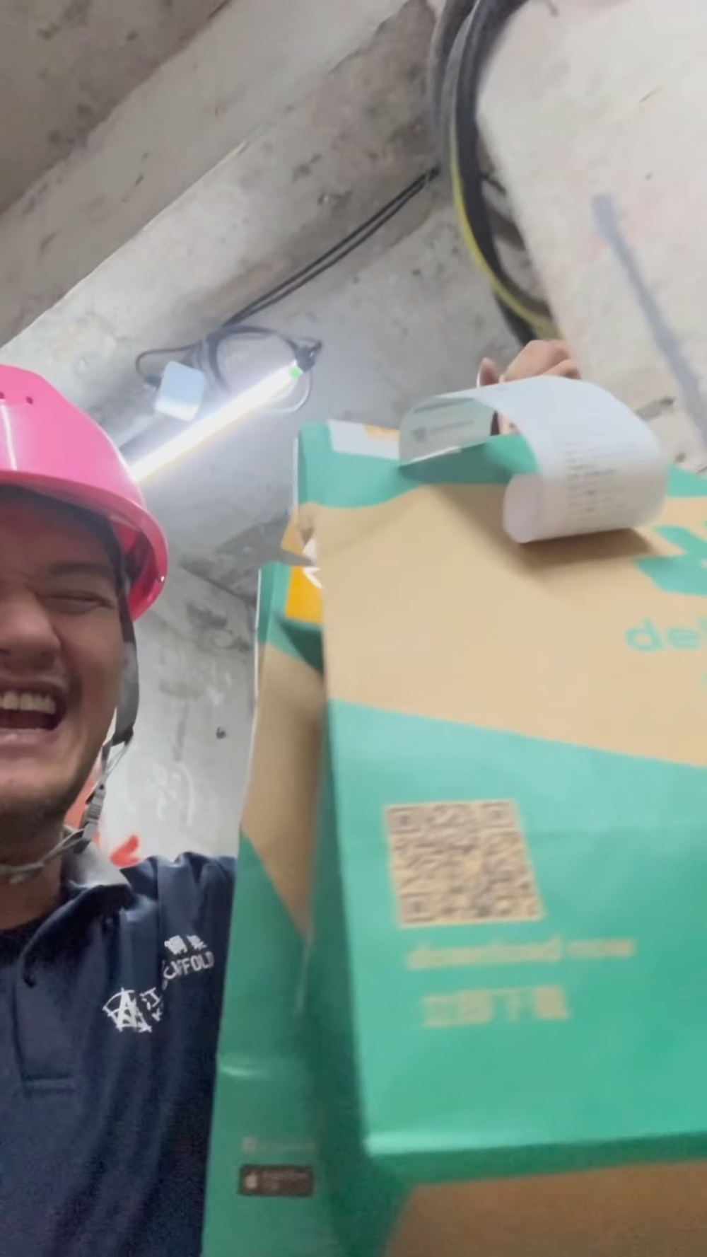 吳浩康更有豪氣萬歲請工友們食Tea