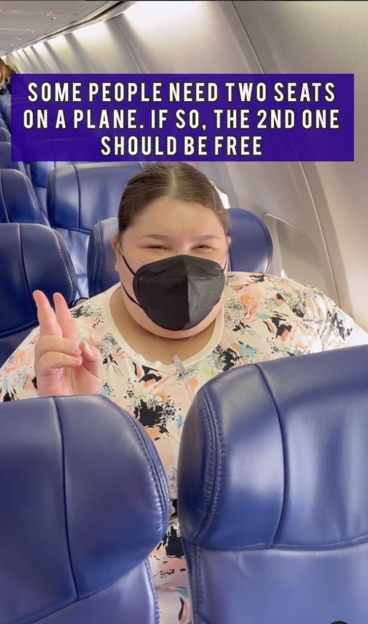 網紅希望讓自己和隔壁乘客都能舒服一些於是買了兩張機票