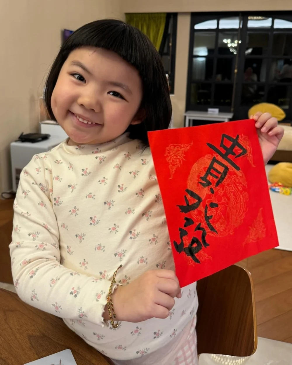 選揮春時除了祝福語和喜歡的圖案，也要避免與自己或家人生肖相沖，並避開帶有「滅」、「絕」、「鬥」等負面或諧音不吉利的字眼。