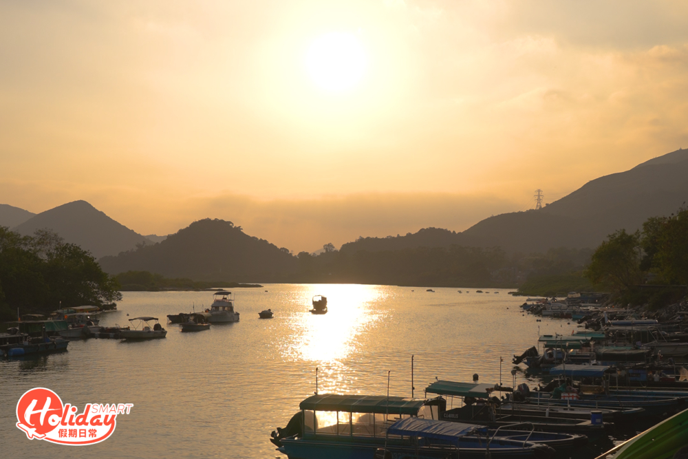 遊客靜靜地坐在亭中，就能將夕陽餘暉盡收眼底。