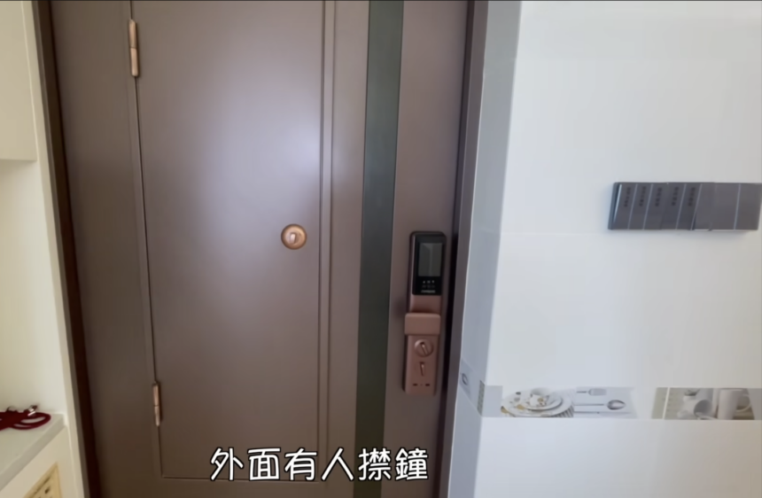 妻子介紹這款電子門鎖安裝後，若門外有訪客按門鈴，屋內是可以透過門鎖上的螢幕清楚查看門外情況