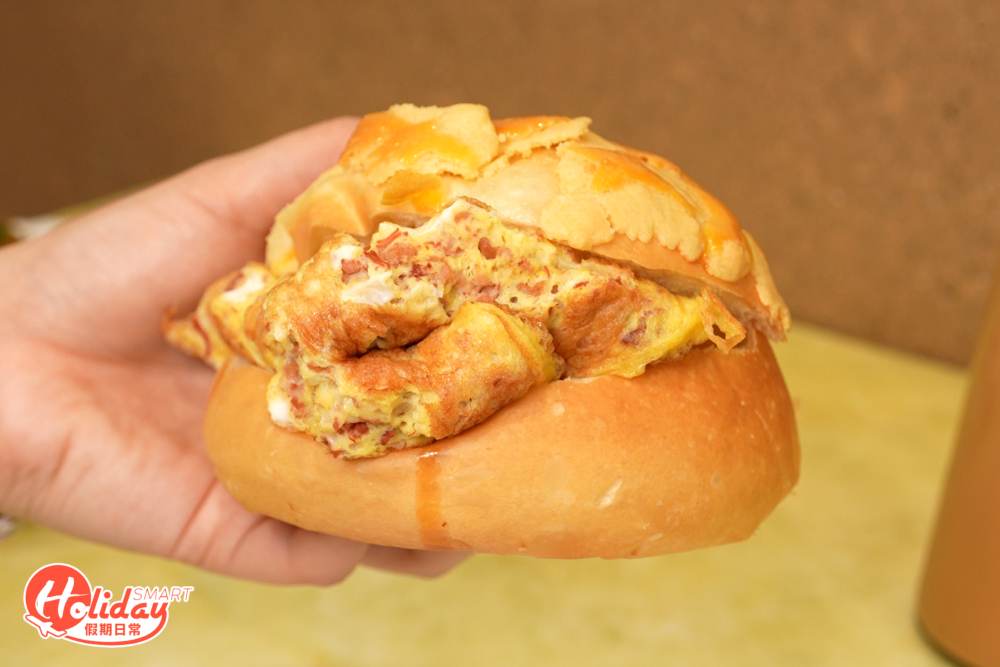 店家的咸牛肉煎蛋菠蘿包於區內大受歡迎，不少訪客入區也惠程一嚐它的滋味。鬆脆香軟的菠蘿包，加上鹹香的咸牛肉煎蛋，鹹甜交織，口感層次豐富