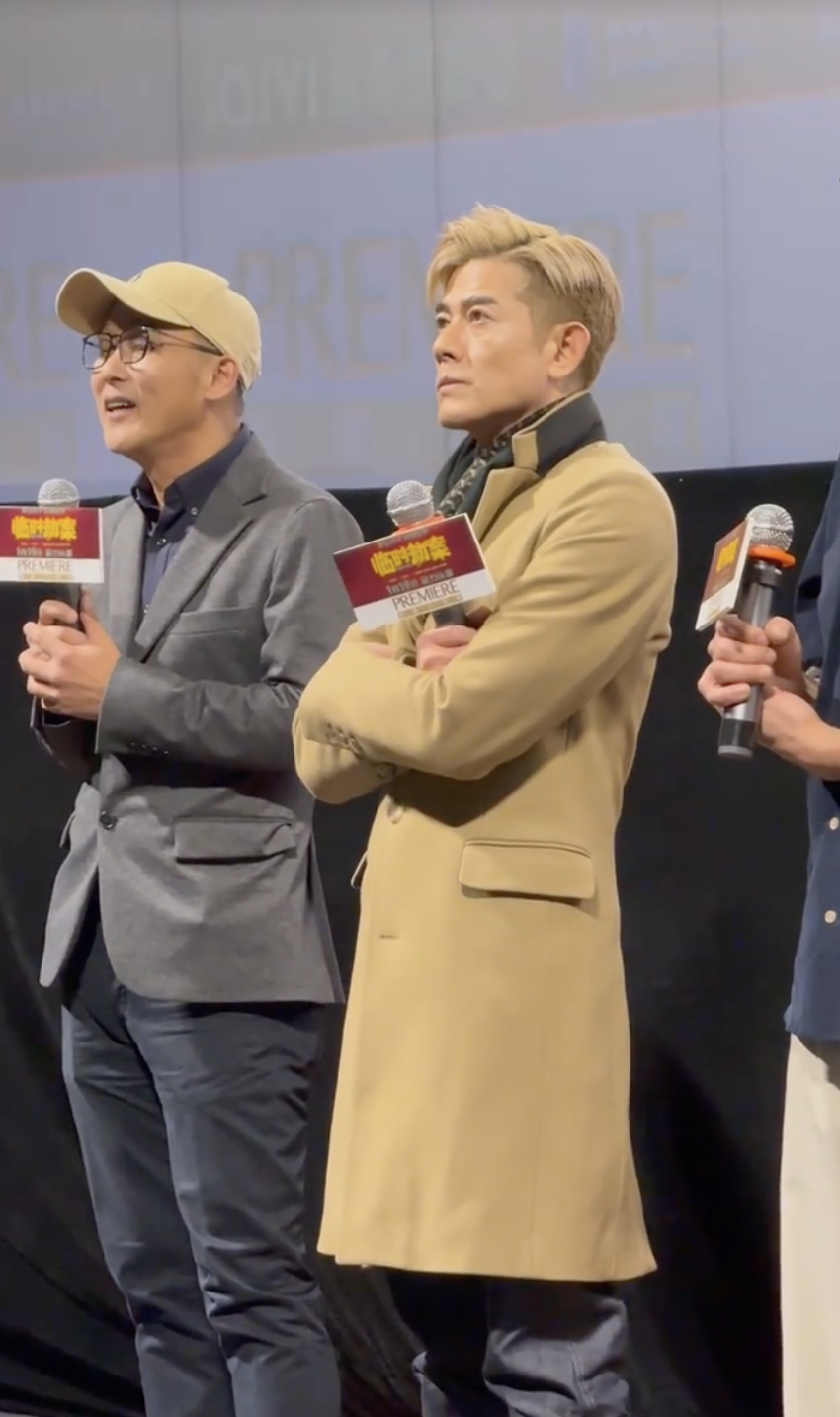 身穿大衣的他更抱緊雙臂