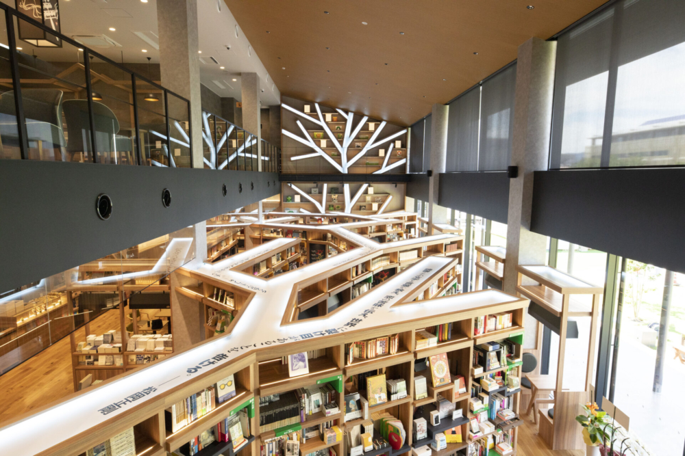 敦賀站旁邊的複合式設施「TSURUGA POLT SQUARE『otta』」，必逛日本蔦屋書店「TSURUGA BOOKS&COMMONS（ちえなみき）」，設計一流！