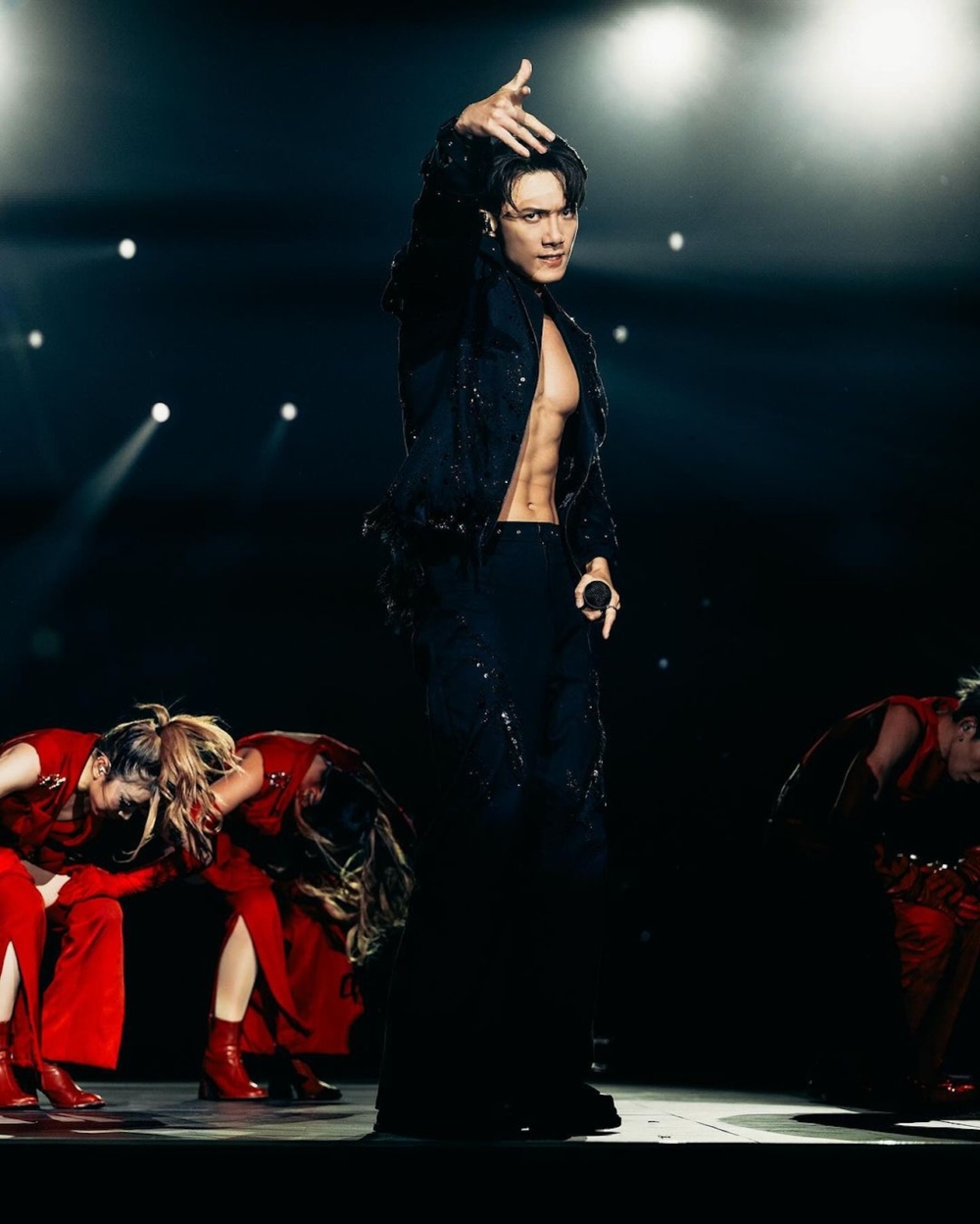 皆因該舞台表演Stanley相當誘人，穿上一套真空西裝大騷健碩肌肉