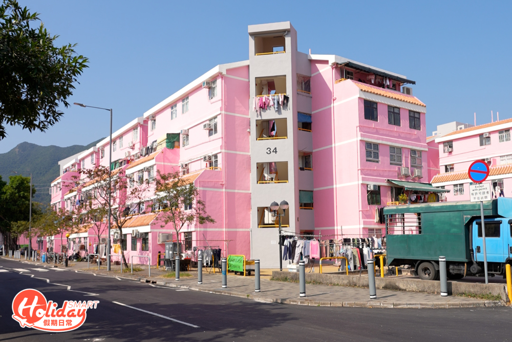 沙頭角另一標誌是彩色的公屋，一排排的沙頭角邨房屋粉飾成紫、橙、粉紅和蘋果綠色，猶如歐陸別墅一樣，打卡一流！