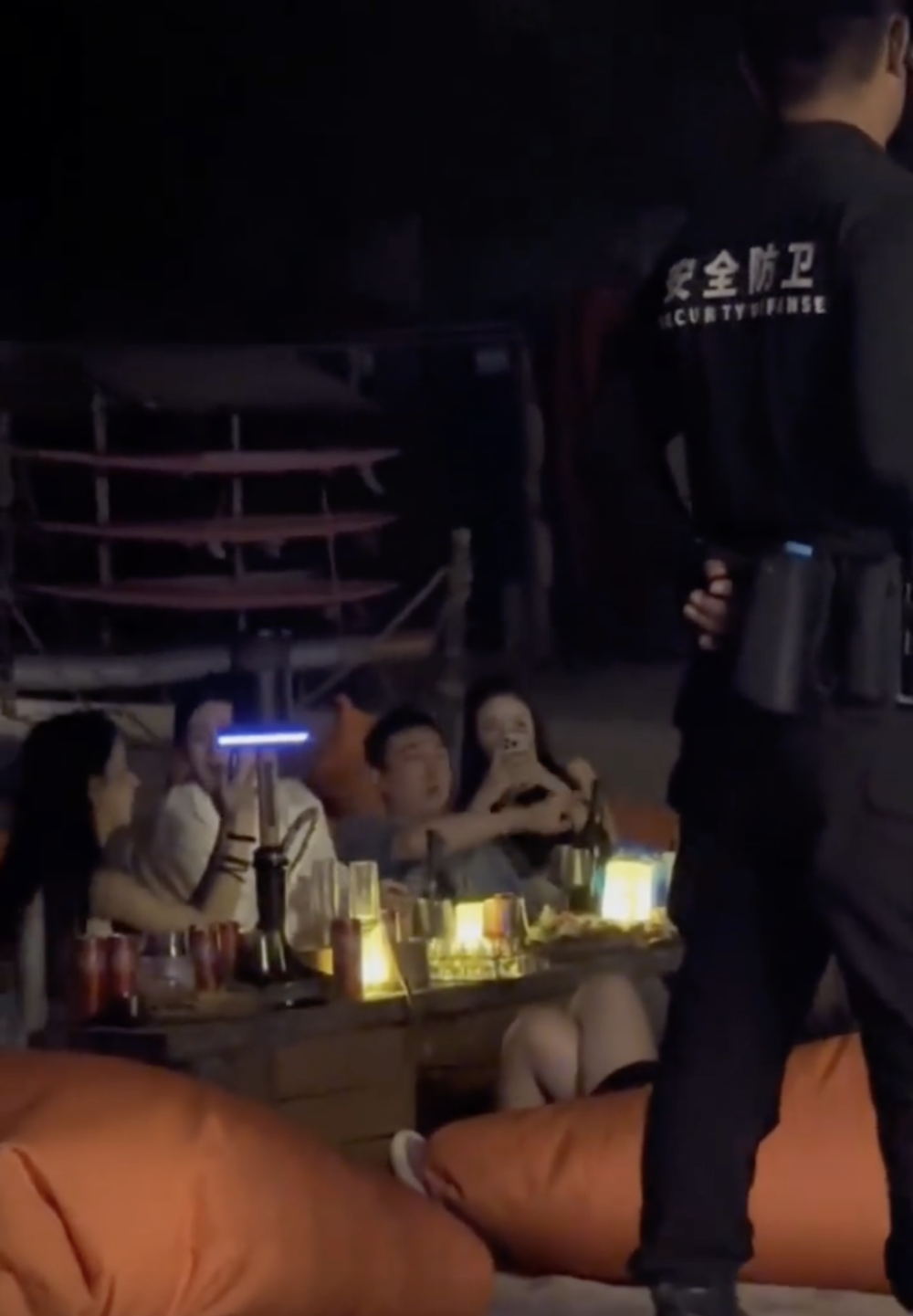 壽星身旁也坐了很多美女