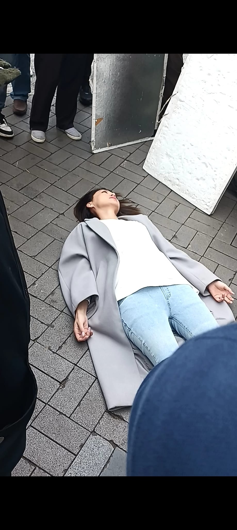 相信這些照片其實是在煒哥拍劇時被途人拍下的畫面,並非現實中的情況。