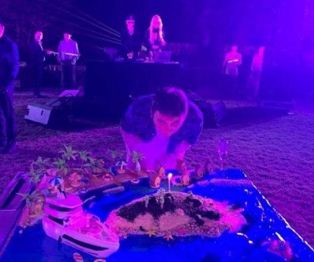 王思聰最近在海南三亞舉行他生日派對慶祝36歲的生辰