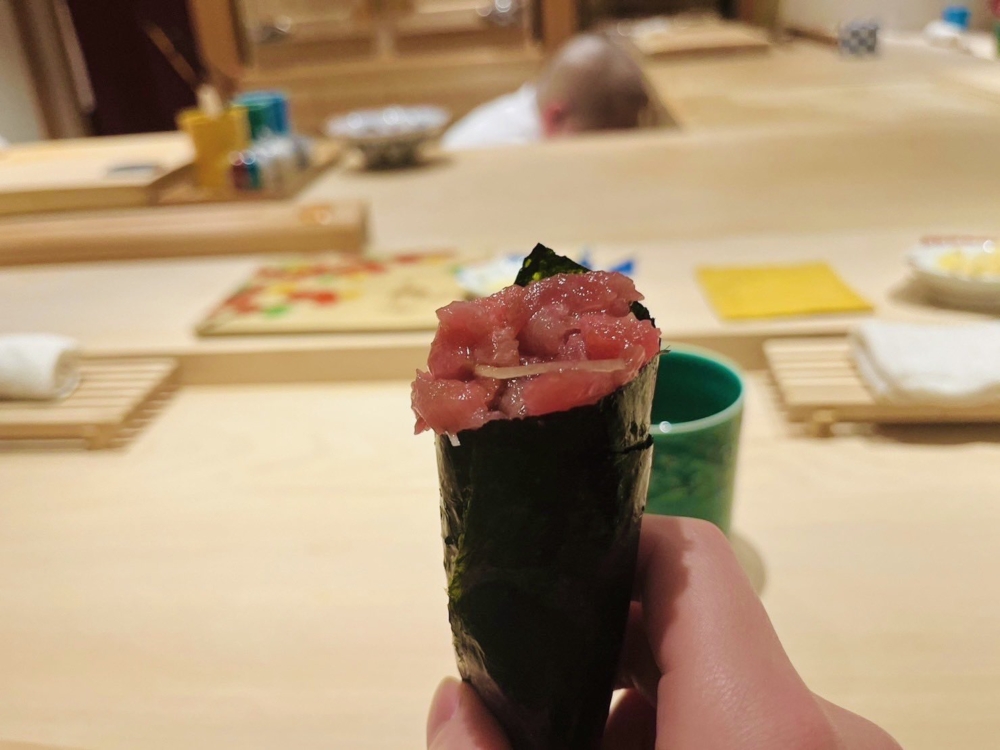 有指原來是陪酒女與同行客人用餐時未經過其他客人同意不停拍照