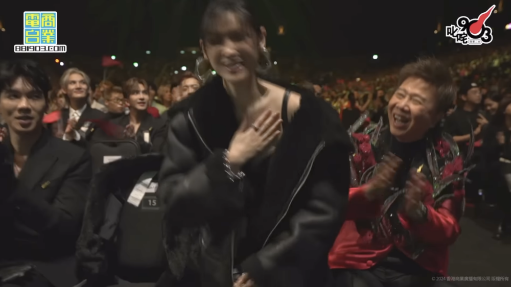 坐佢隔離嘅陳蕾當晚係大贏家之一，每次佢攞獎尹光都會送上掌聲祝賀對方。