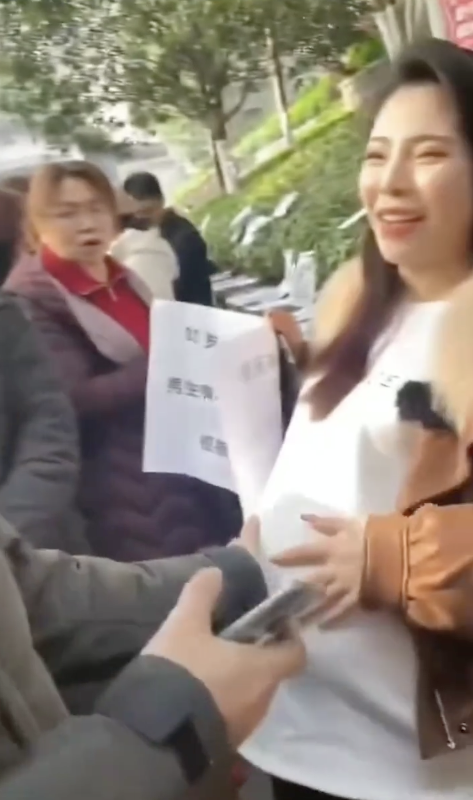 最近內地有一位孕婦就現身內地嘅相親角,並成為熱話,佢叫人摸下佢嘅孕肚