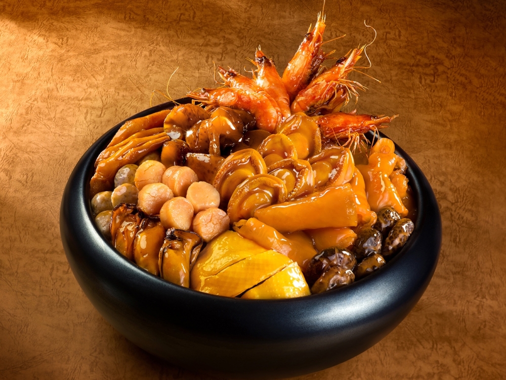 香港九龍東皇冠假日酒店紫粵軒鮑魚聚寶盆菜(六位用)。