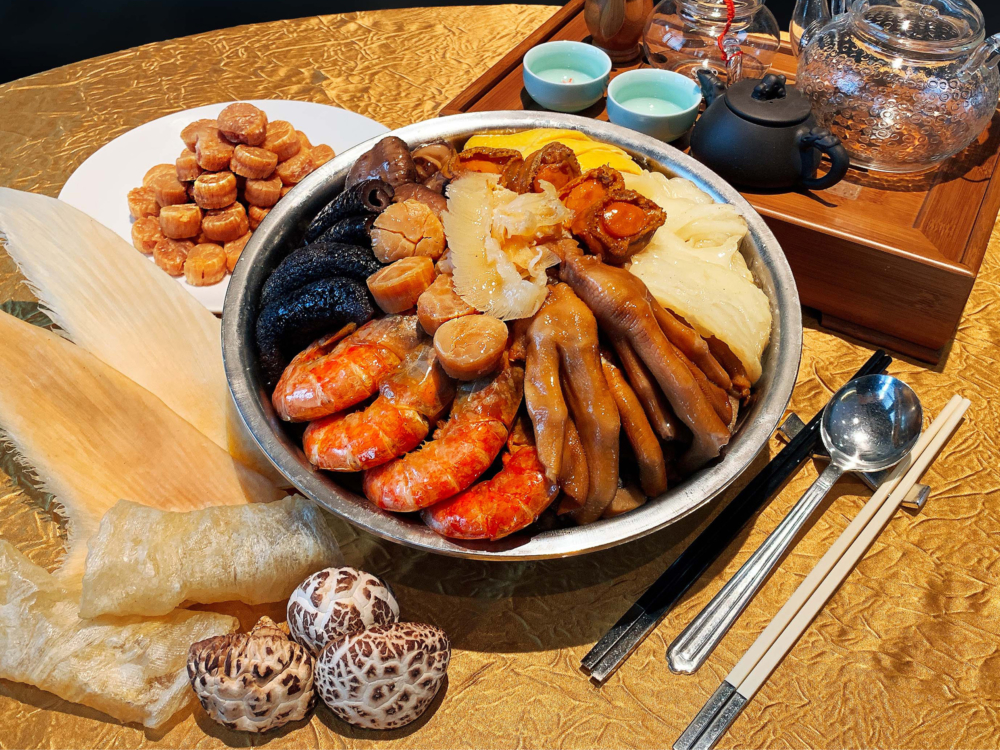 港島海逸君綽酒店君綽軒極品鮑參翅肚盆菜。