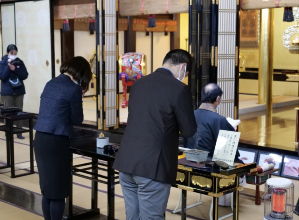 地球製藥認為蟲蟲獻出生命，造福製藥公司研發更好的滅蟲產品，應該以正式的法會感謝牠們