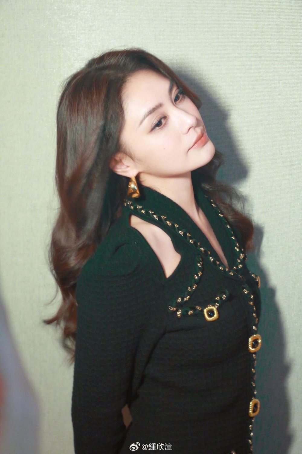 現年42歲的阿嬌（鍾欣潼）最近於內地古裝劇《永夜星河》中飾演男主角丁禹兮母親