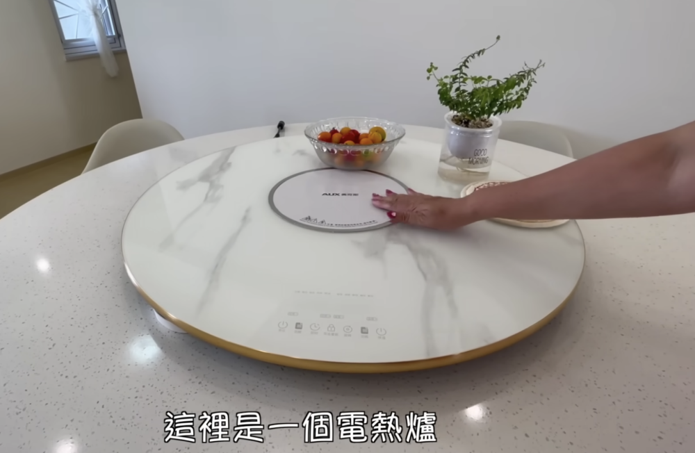 暖餸板中間位置設有一個電熱爐可用於打邊爐