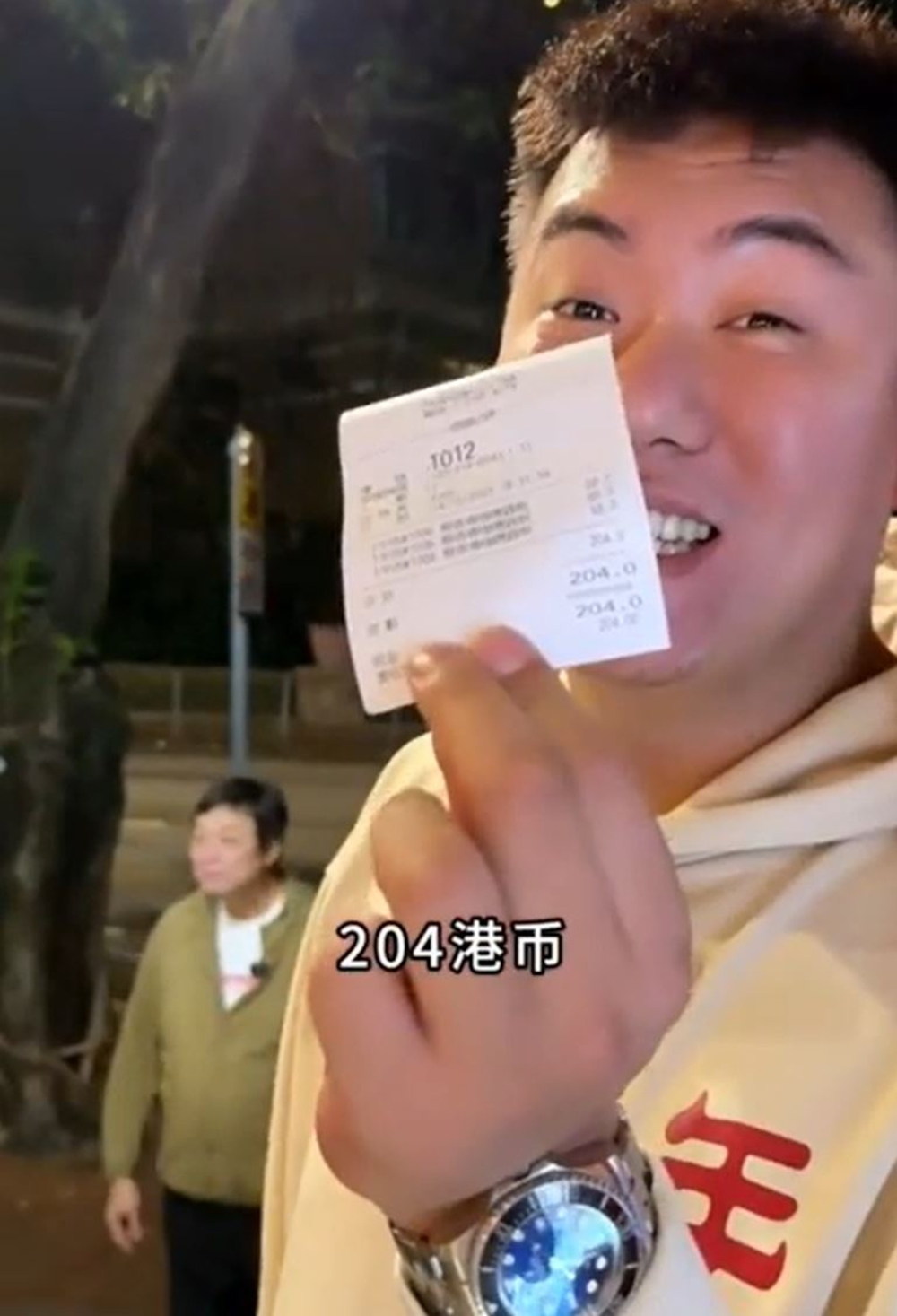 隨後二人抵達馬灣，在花費204元購買外賣後便一同前往林先生的住所