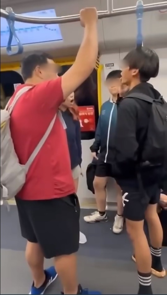 港女地鐵踎地斥男學生性騷擾