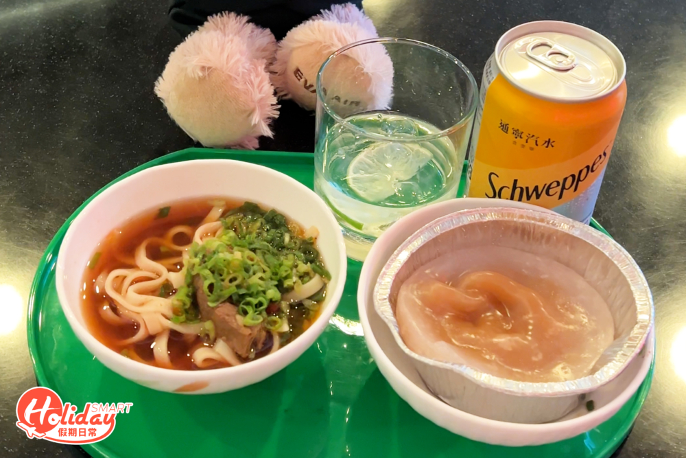長榮航空貴賓室的餐飲區可任飲任食豐富的台灣餐點。