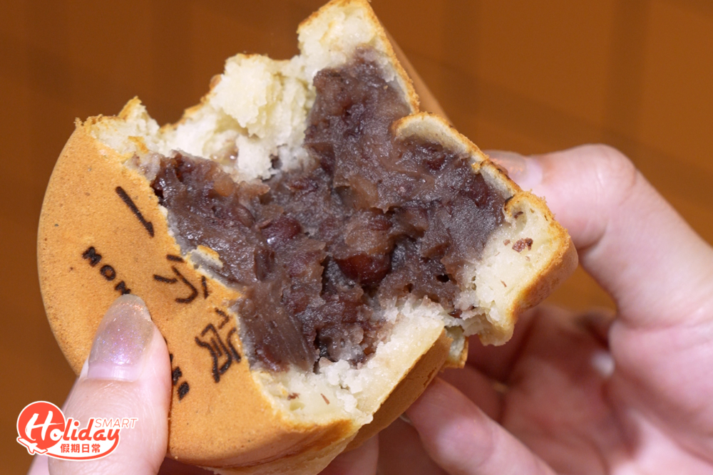 經典紅豆車輪餅也是必食之選，餅皮加入黑芝麻，再包裹滿滿紅豆餡，綿密香甜。