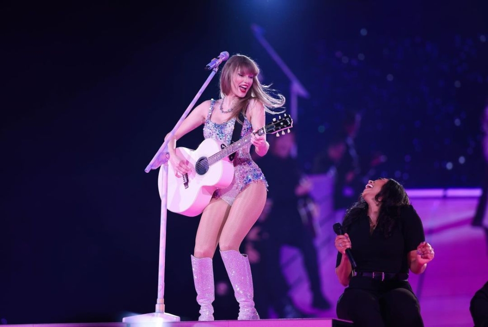 Taylor Swift巡迴演唱會《The Eras Tour》一票難求,就連各界名人都未必撲到飛,因此若能被團隊邀請絕對等同被認證身分地位!
