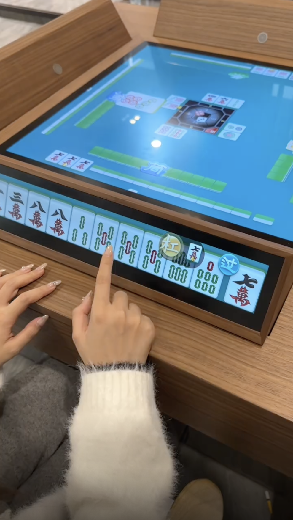 電子麻雀枱會有各種提示,適合新手