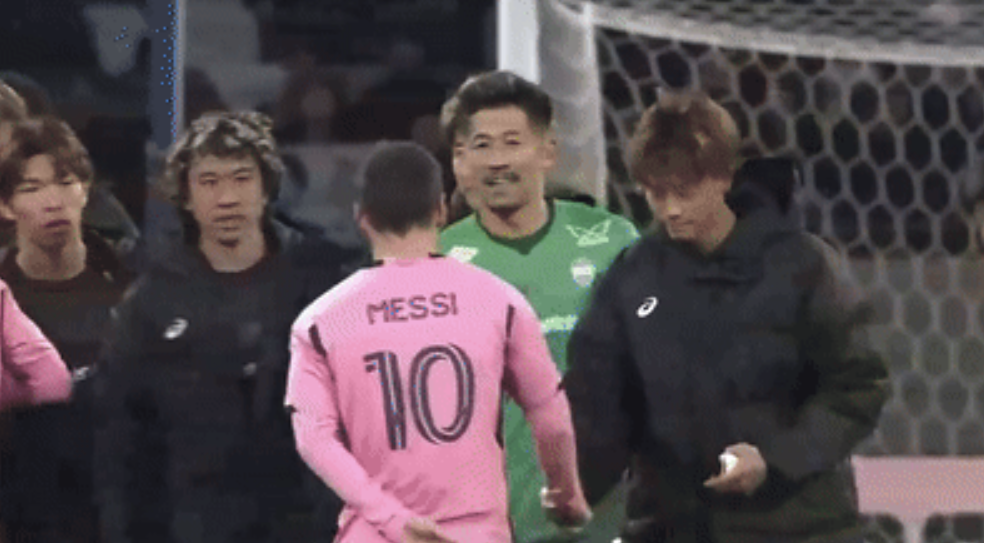 美斯親切與對方球員握手。