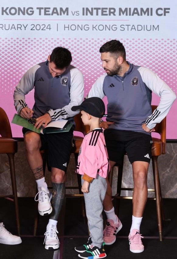 美斯為病童送上親筆簽名