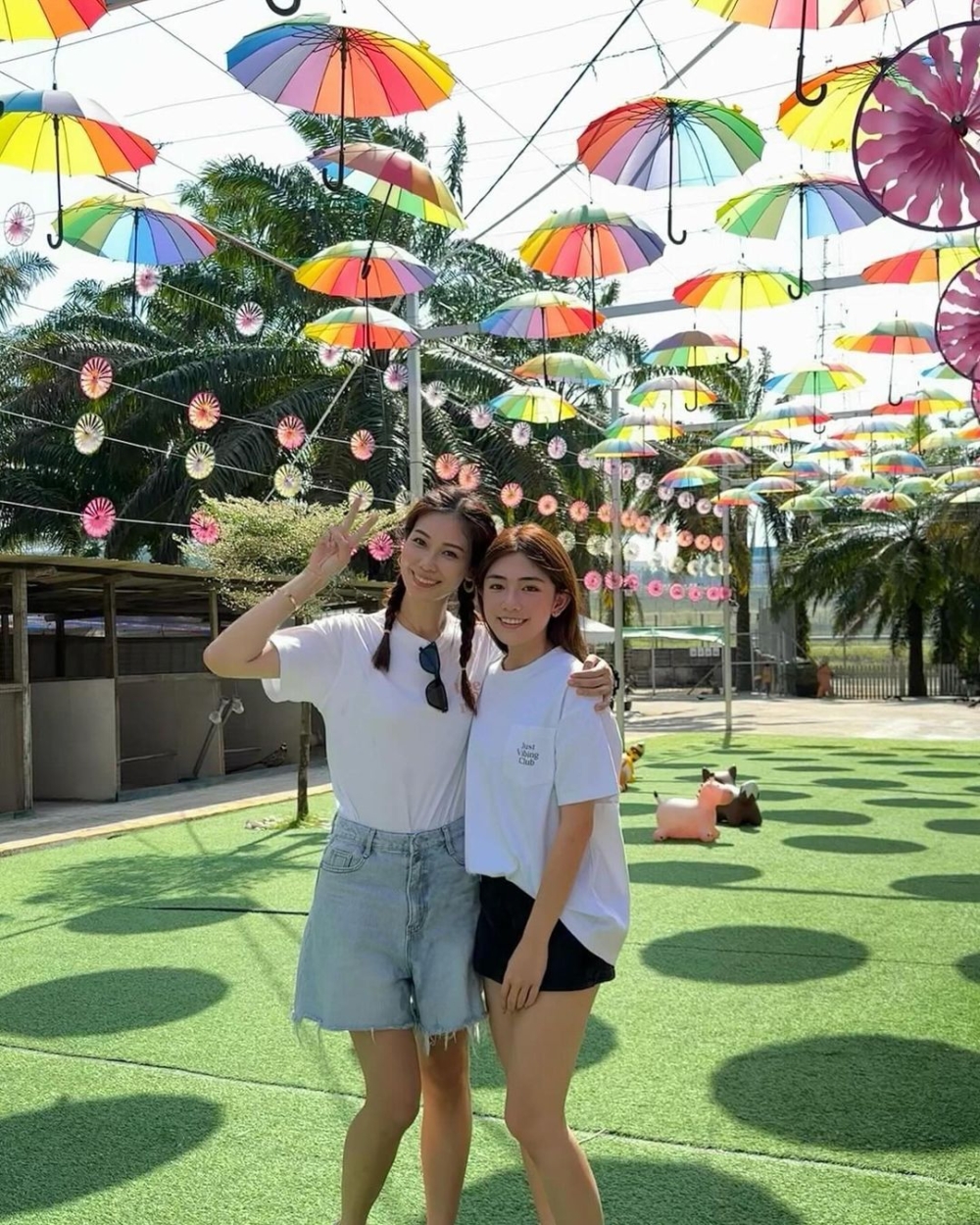 Yanne IG提到自己是「企業家」，還有4間公司，涵蓋不同的範疇，包括：Cafe、烘焙店、西餐廳、時裝店。