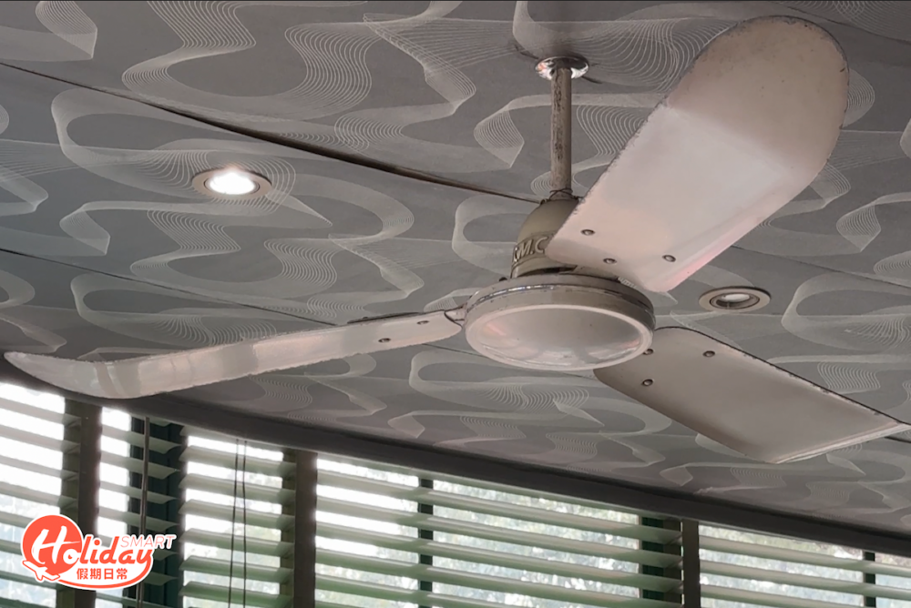 吊在天花板的舊式風扇。