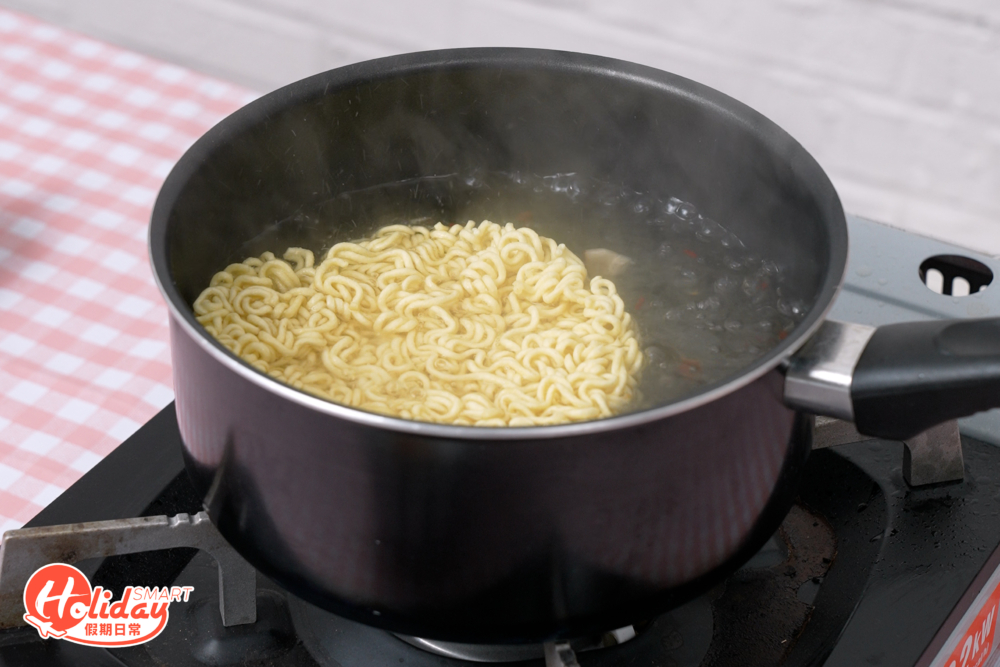 首先將泡麵煮熟，記得不要放調味粉。