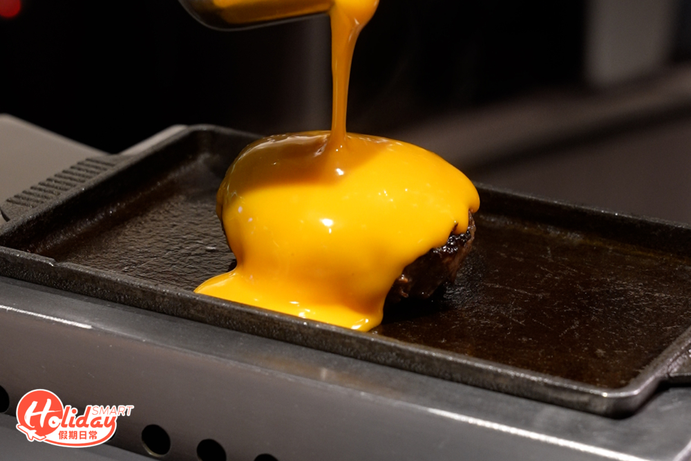 相最吸引的三重芝士漢堡，淋滿澎湃的三重芝士醬，再刨上大量芝士絲，鹹香惹味。