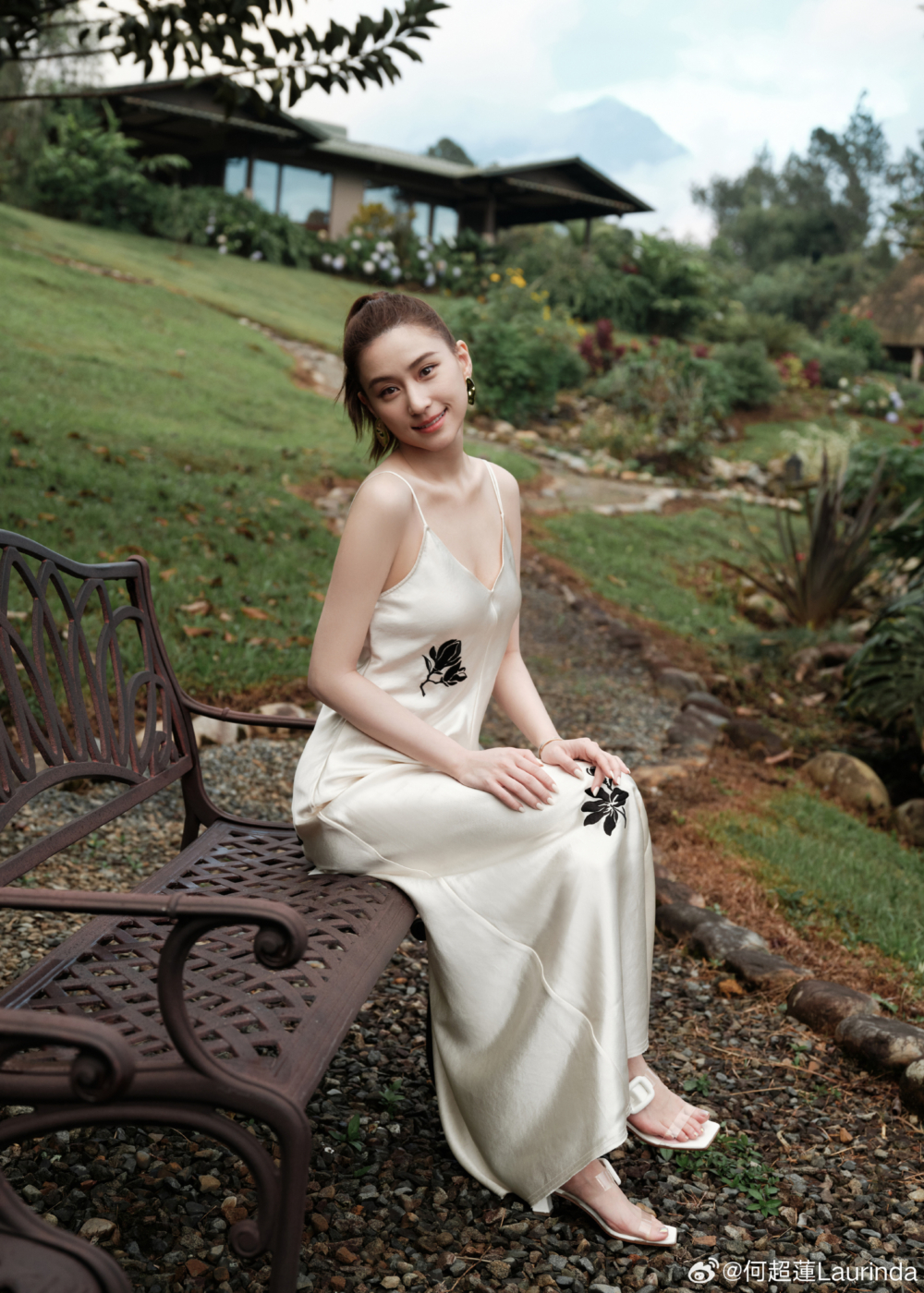 已故賭王何鴻燊的三房千金何超蓮近日在IG上發佈了一段影片公開了她所住的豪宅