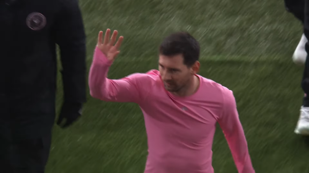 完場後又向場內觀眾揮手示意