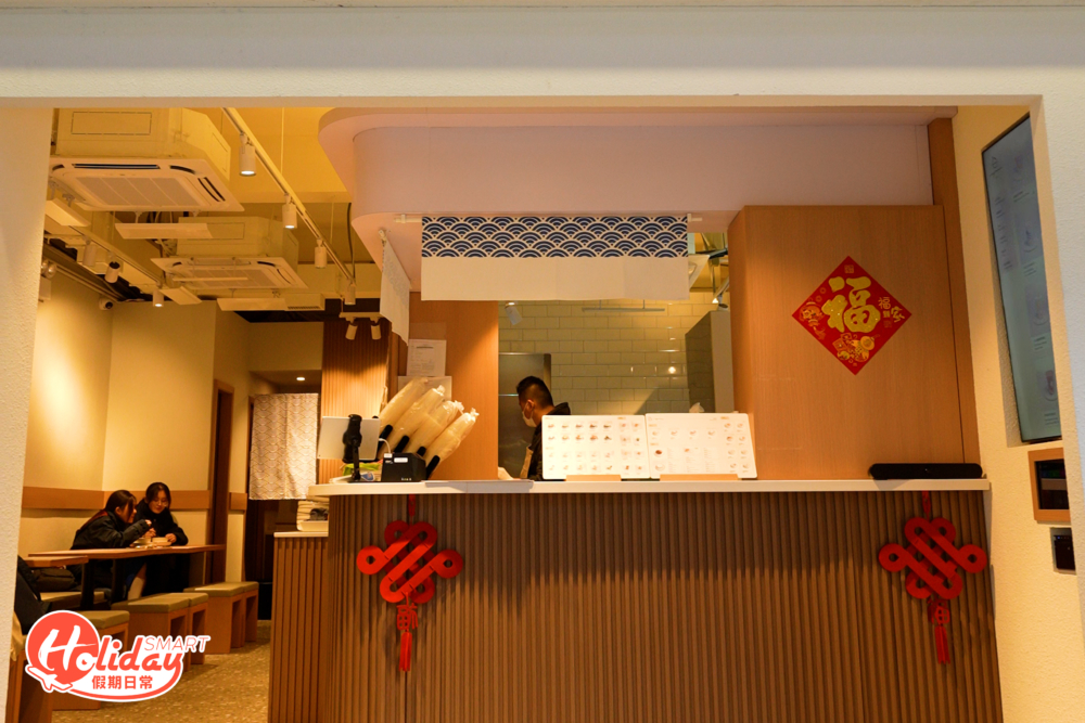 店家主打冰品甜品,提供近50款味道,價錢由$32至$69不等,包括刨冰、炒冰同冰杯及中式糖水等,其中更有多款創意口味,如焦糖布甸、芒果糯米飯及法式燉蛋等。