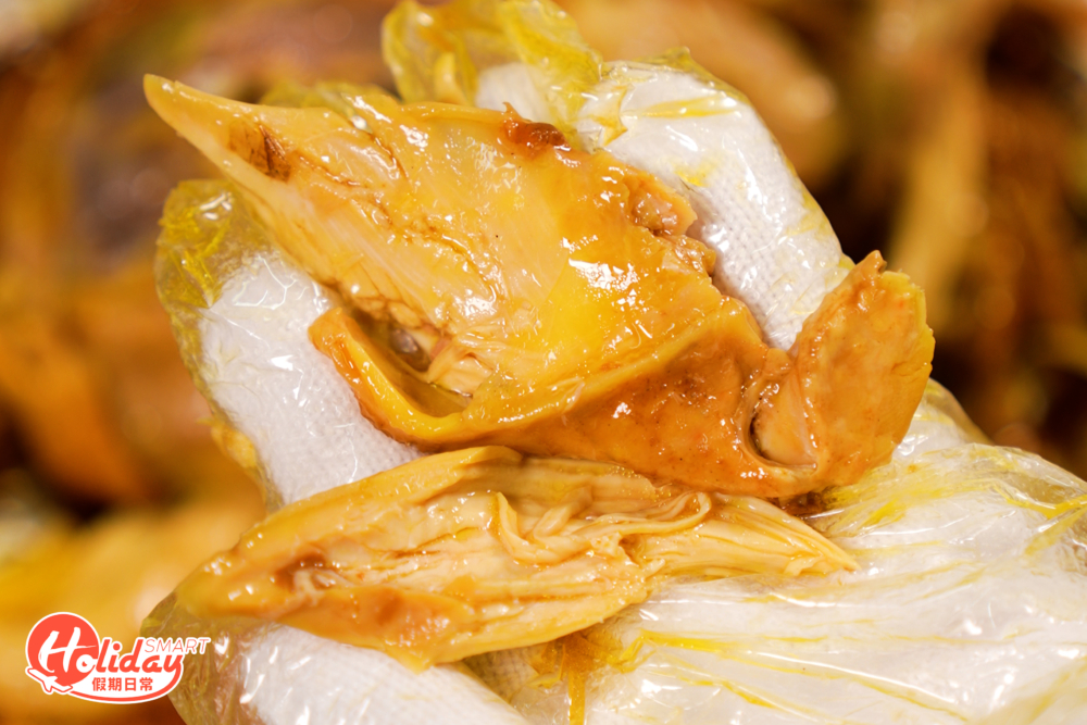 雞肉下還有秘製醬汁，淋上雞肉上更入味提鮮，一隻雞供2-3人食剛剛好！